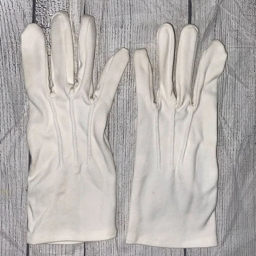 Vintage white gloves w/stitching on top of hand women sz small